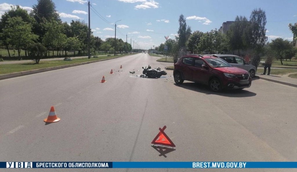 В Ивацевичах автомобиль Renault не смог разминуться с мотоциклом Yamaha