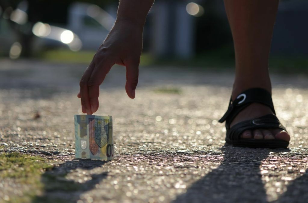 Бесхозные вещи и забытые карточки: в МВД рассказали, как случайно не стать вором