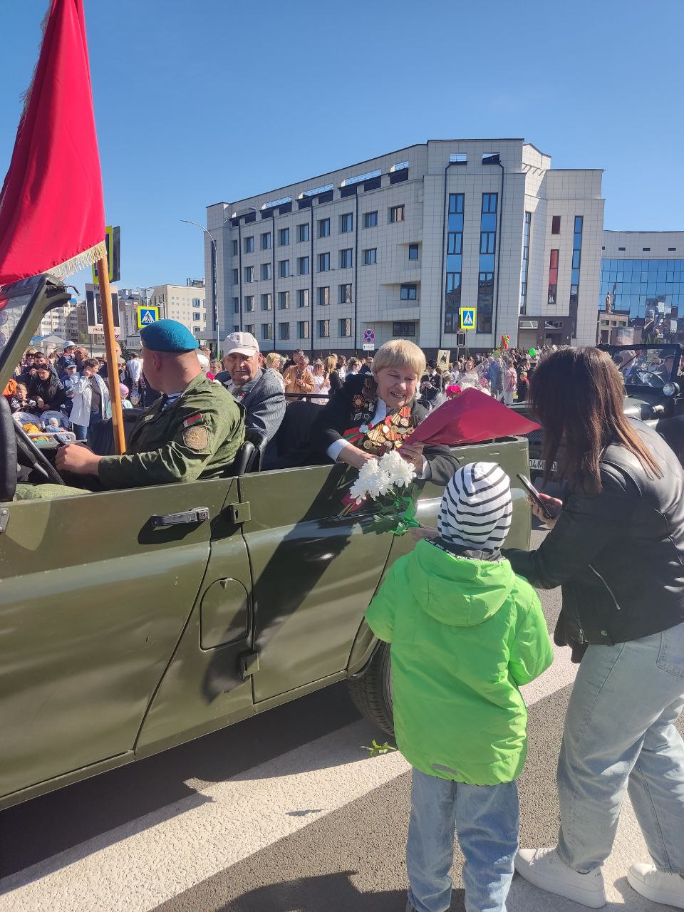 Шествие праздничной колонны по проспекту Машерова в Бресте