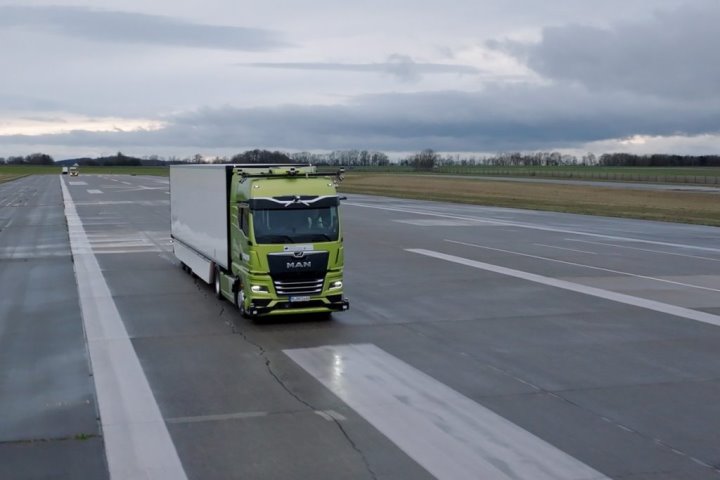 Товары начнут перевозить беспилотные грузовики и заменят обычных водителей