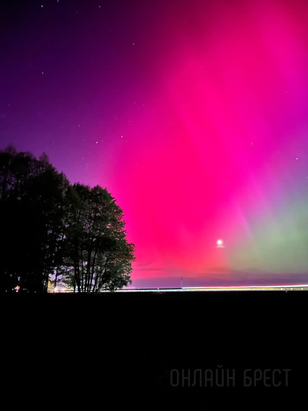 Красочное северное сияние появилось сегодня в небе над Брестской областью. Фотофакт