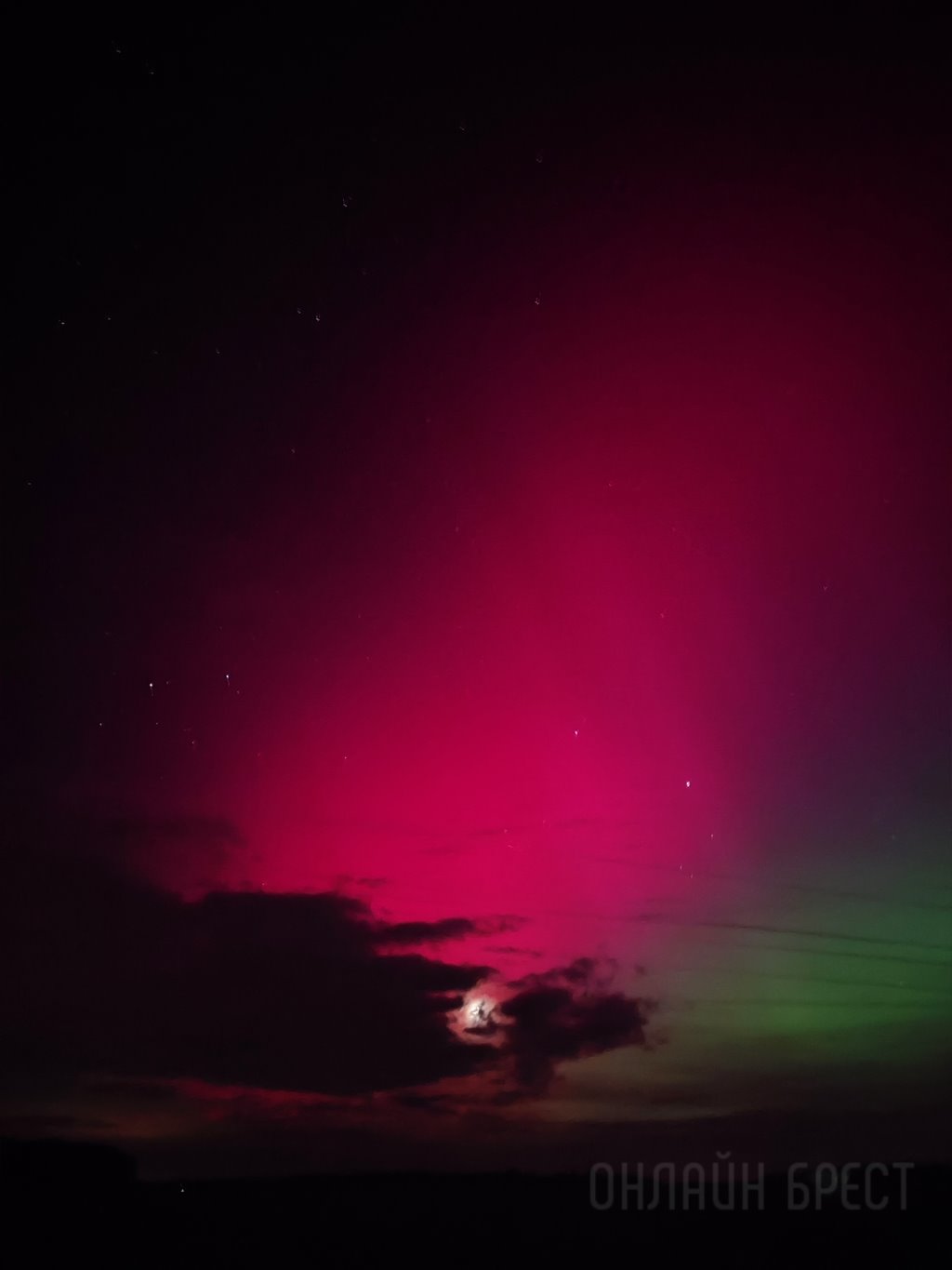 Красочное северное сияние появилось сегодня в небе над Брестской областью. Фотофакт