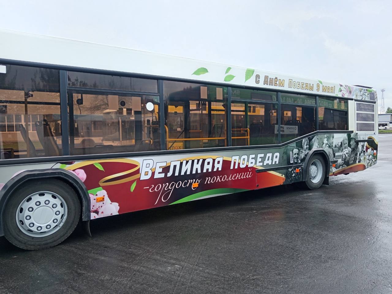 В Бресте на линию вышел первый тематический автобус к памятным датам 9 мая