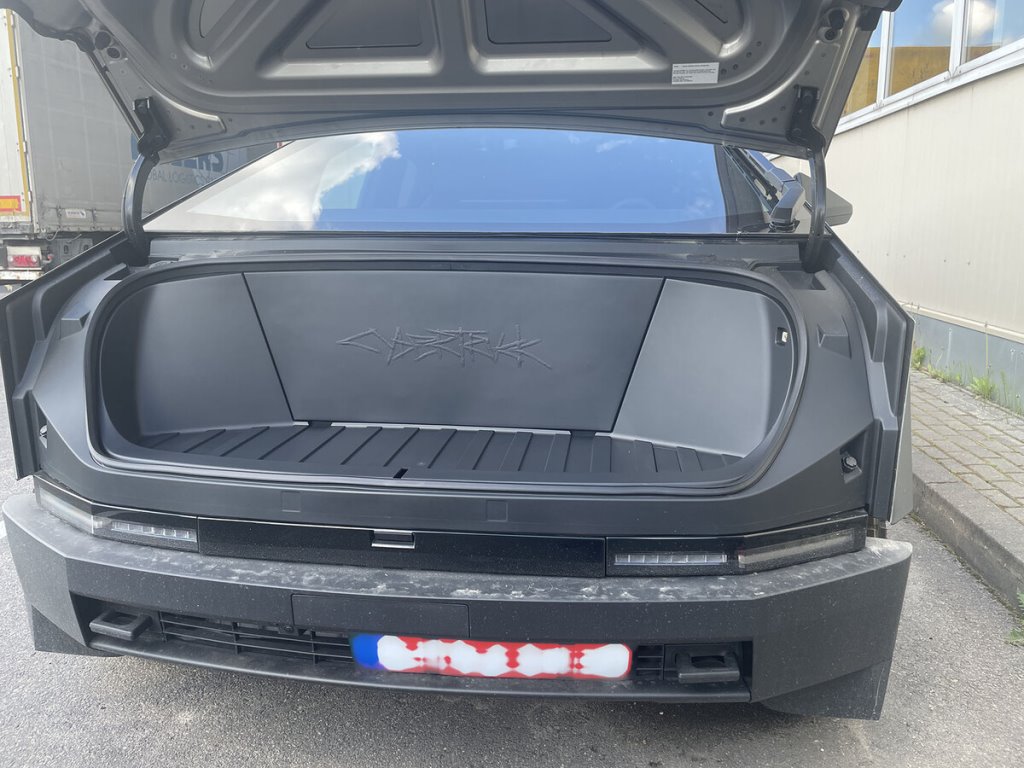 Два Tesla Cybertruck не смогли попасть в Беларусь из Литвы. Вот в чём дело