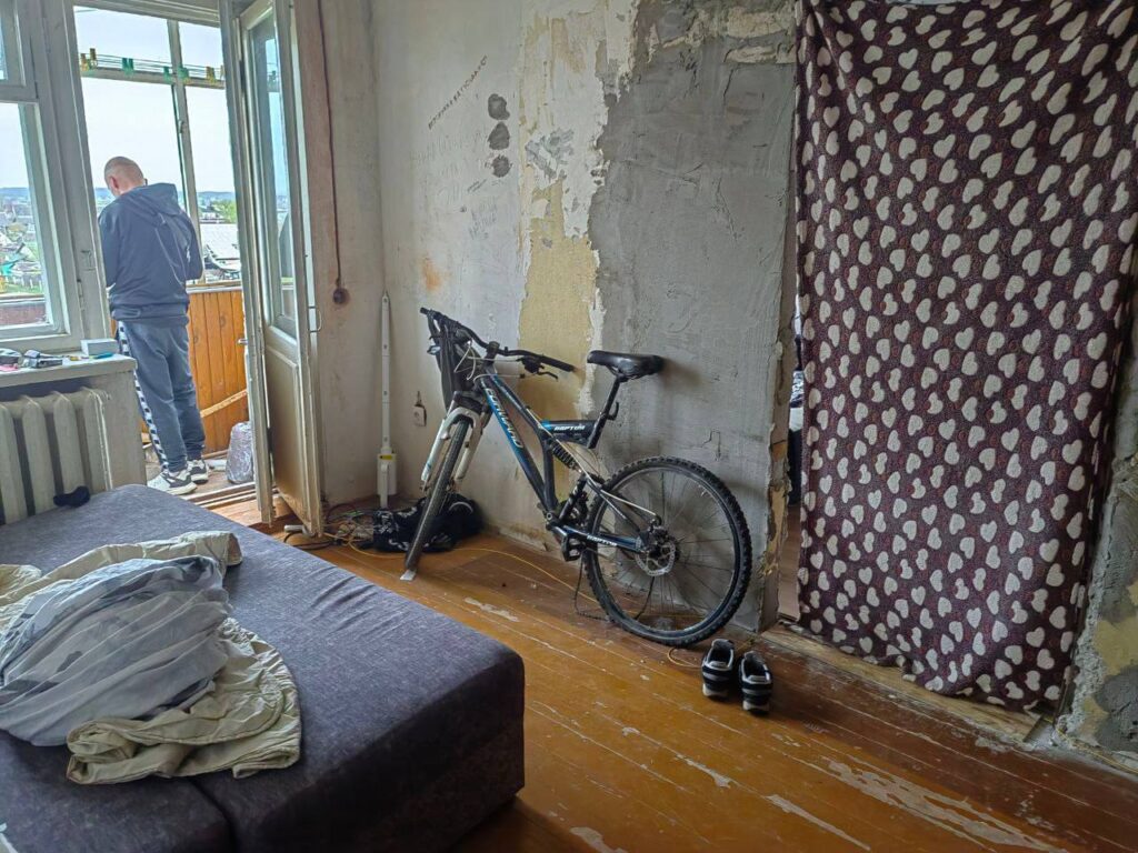 Пока мать находилась на работе... Девочка-подросток устроила вечеринку со взрослыми приятелями