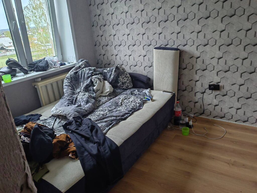 Пока мать находилась на работе... Девочка-подросток устроила вечеринку со взрослыми приятелями