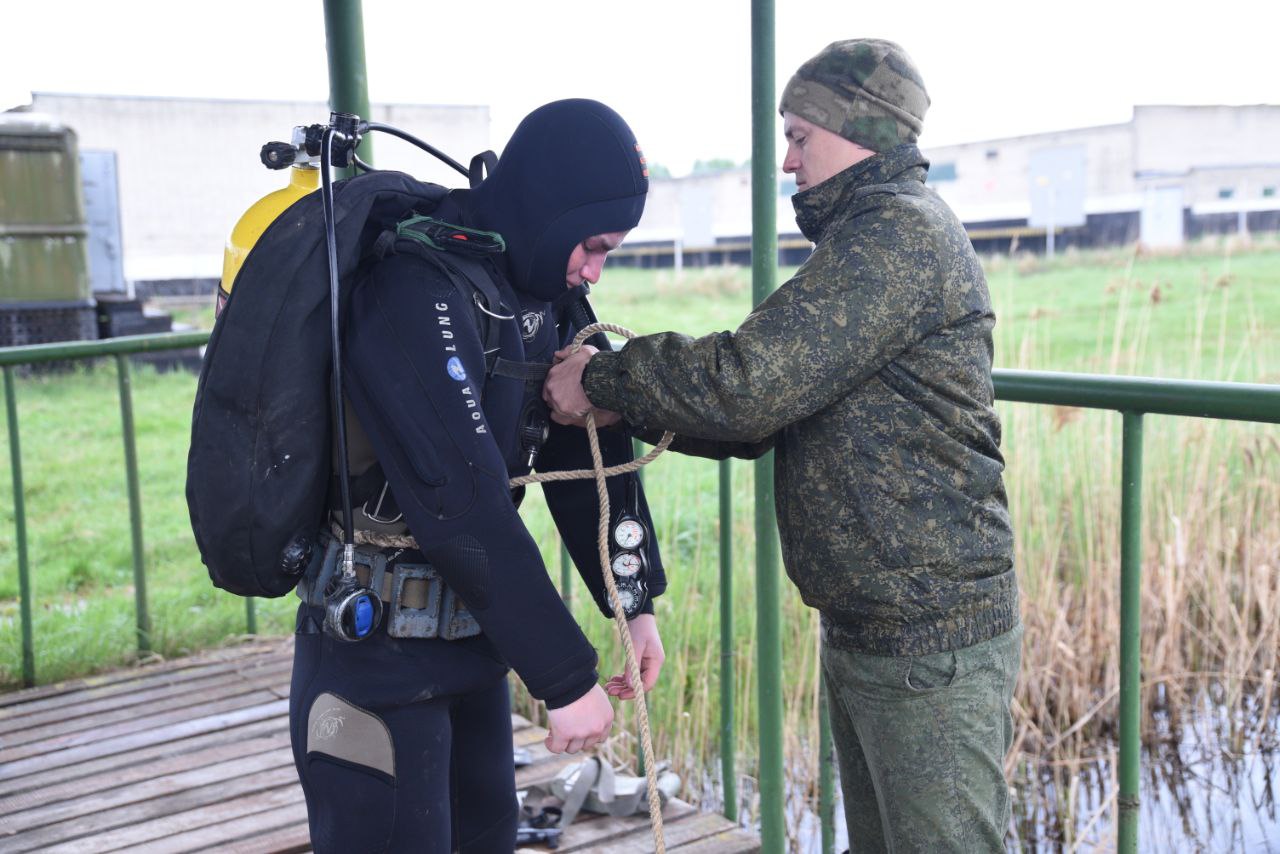 Занятия для военных водолазов прошли в Бресте