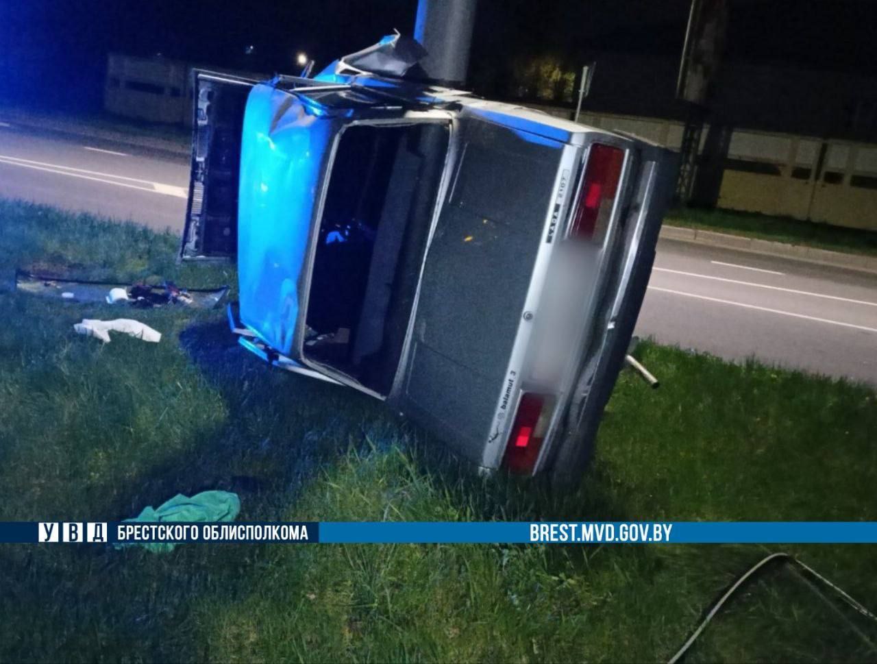 21-летний житель Ивацевичей врезался в световую опору в Барановичах