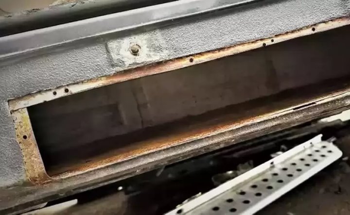 Таможенники нашли в BMW тайники с сигаретами. Сколько пачек влезло в легковушку?