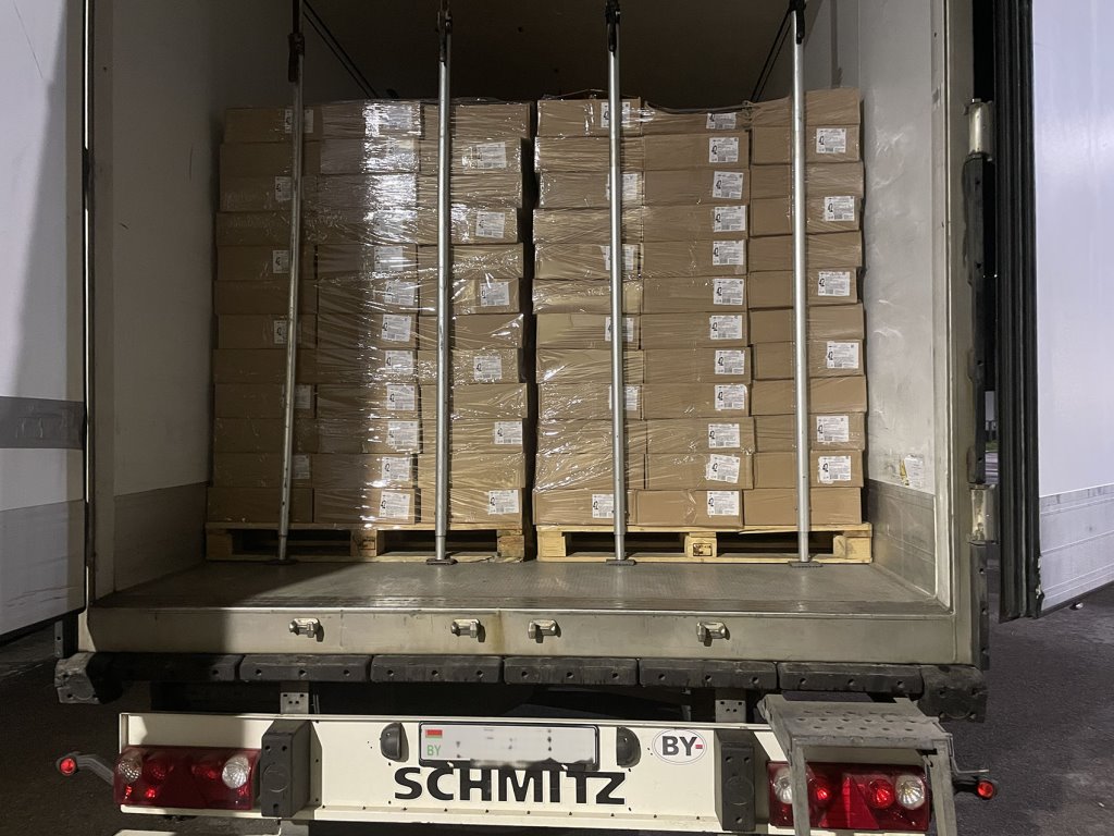 Белорус спрятал в грузовике с овсянкой контрабандные сигареты на миллион евро