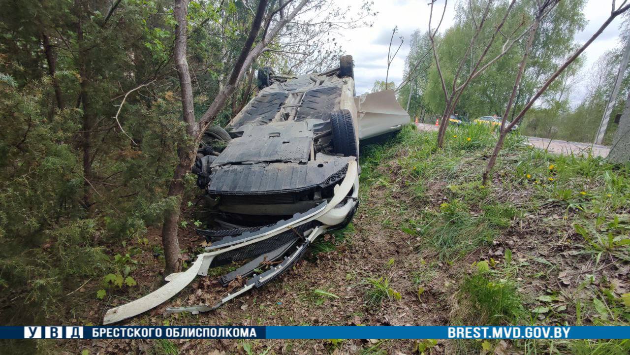 В Бресте перевернулся Mercedes. Подробности ДТП