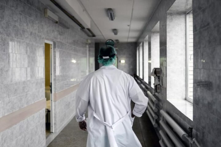 Какой регион Беларуси больше всего обеспечен врачами и медсестрами