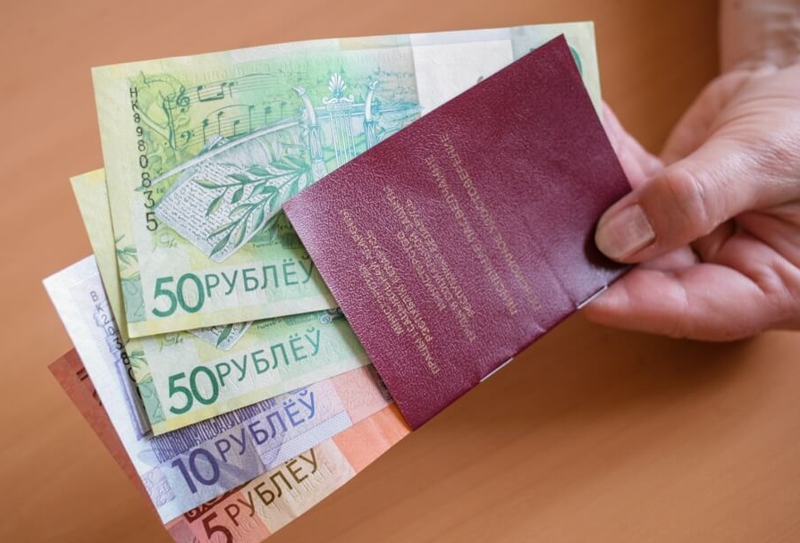 Пенсии теперь будут выдавать только в банке: как открыть счет