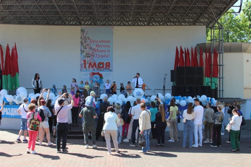 Брестчане тепло встречали певца Тео и подарили …апельсины