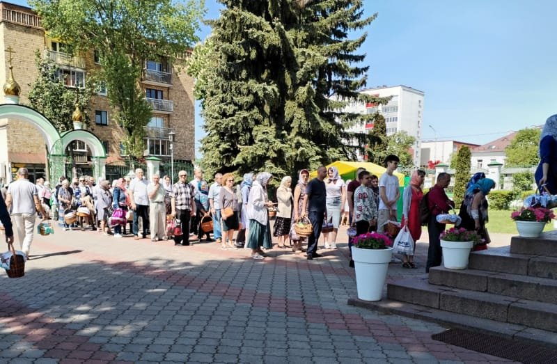 В храмах Бреста в полном разгаре освящение пасок и куличей. Фоторепортаж