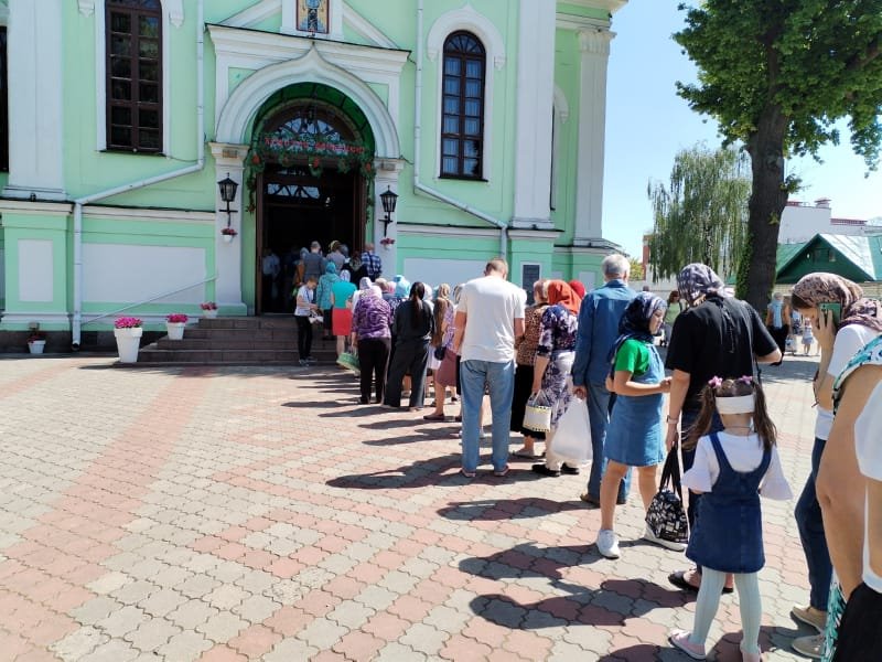 В храмах Бреста в полном разгаре освящение пасок и куличей. Фоторепортаж