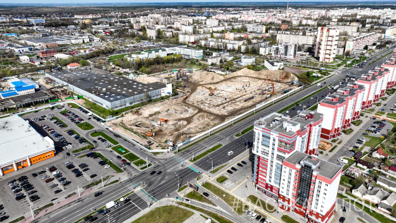 В Бресте возле «Короны» развернулась масштабная стройка. Смотрим видео с высоты