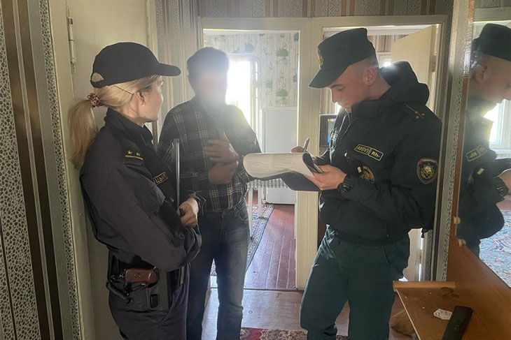 В Кобрине спасатели, милиция и ОМОН провели рейды по домовладениям с постоянными застольями