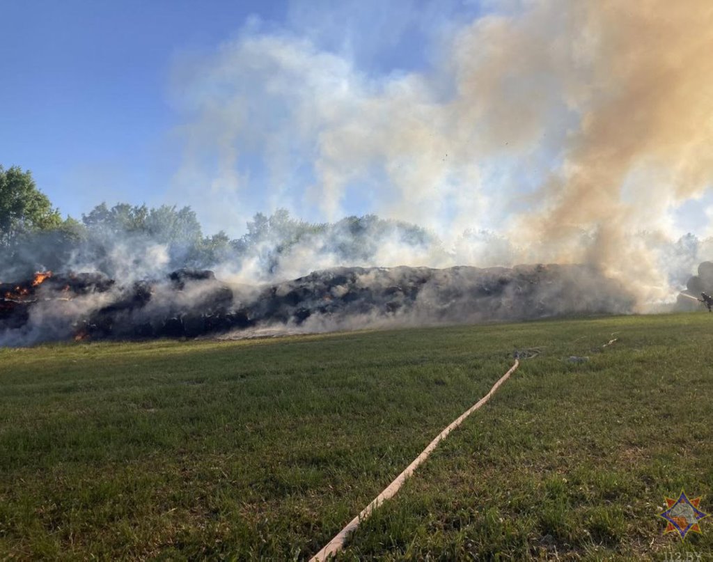 Более 100 тонн соломы спасли на пожаре в Бресте