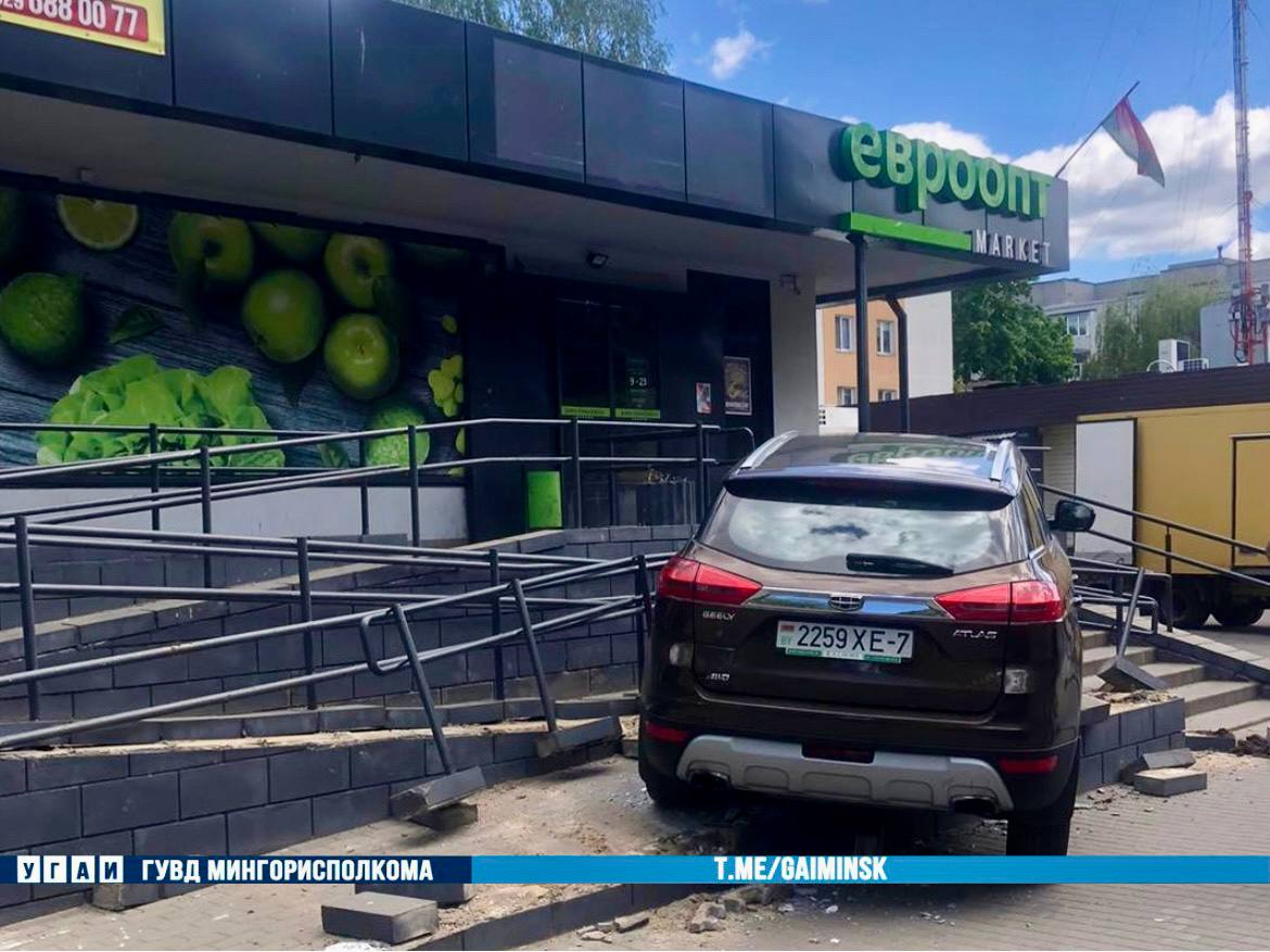 Перепутала передачи. В Минске девушка на авто почти заехала в «Евроопт»