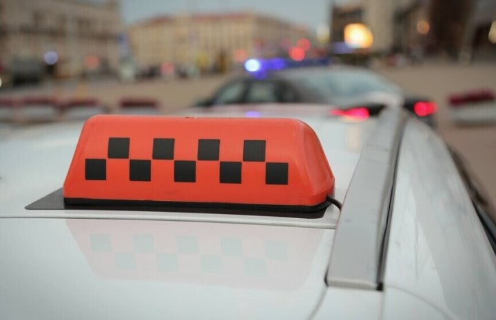 Таксист украл деньги у клиента и купил своей девушке кольцо. Случай в Брестской области