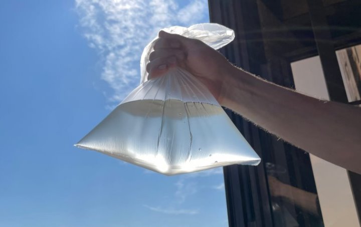 Родители заплатили приличную сумму за забавы детей. Подростки сбрасывали с балкона пакеты с водой