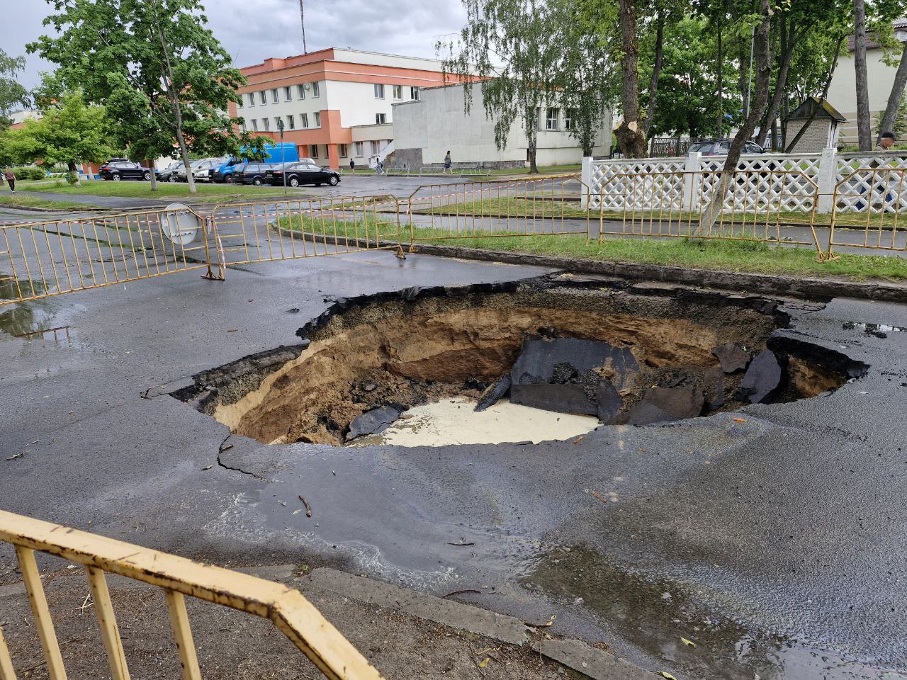 В Солигорске спецтехника водоканала провалилась под асфальт