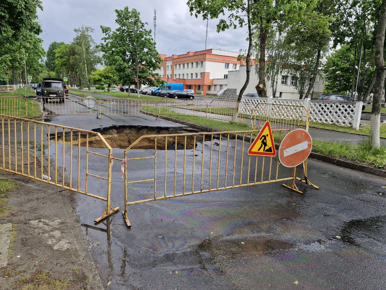 В Солигорске спецтехника водоканала провалилась под асфальт