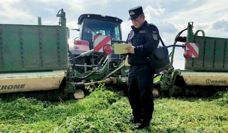 В Беларуси водитель косилки насмерть переехал спящего в траве коллегу
