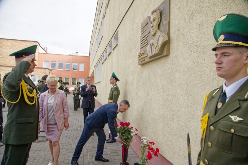 В СШ №27 Бреста торжественно открыли мемориальную доску