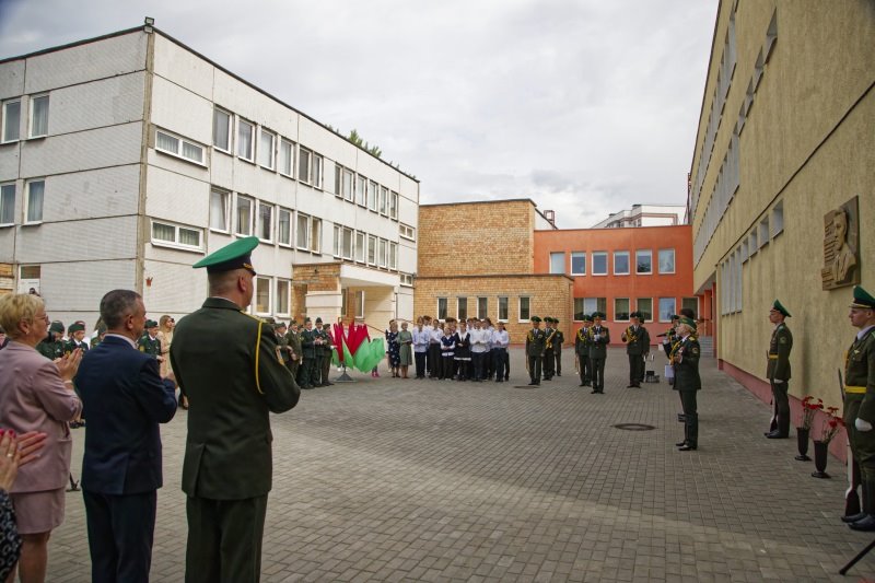 В СШ №27 Бреста торжественно открыли мемориальную доску