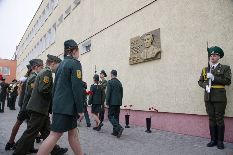 В СШ №27 Бреста торжественно открыли мемориальную доску