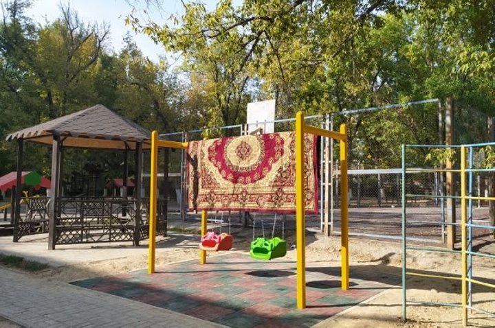 Можно ли выбивать ковер во дворе многоэтажки?