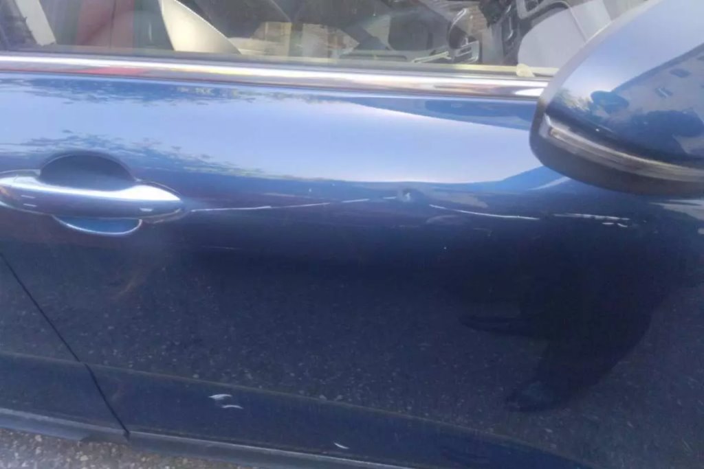 В Беларуси женщина шваброй «избила» автомобили. Что они ей сделали?