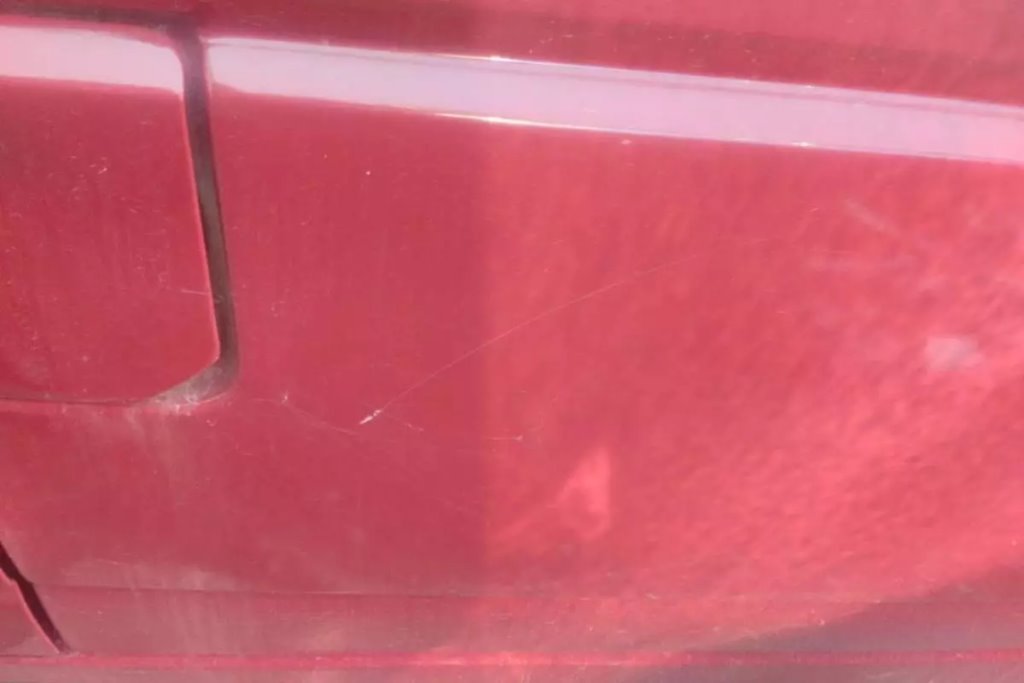 В Беларуси женщина шваброй «избила» автомобили. Что они ей сделали?