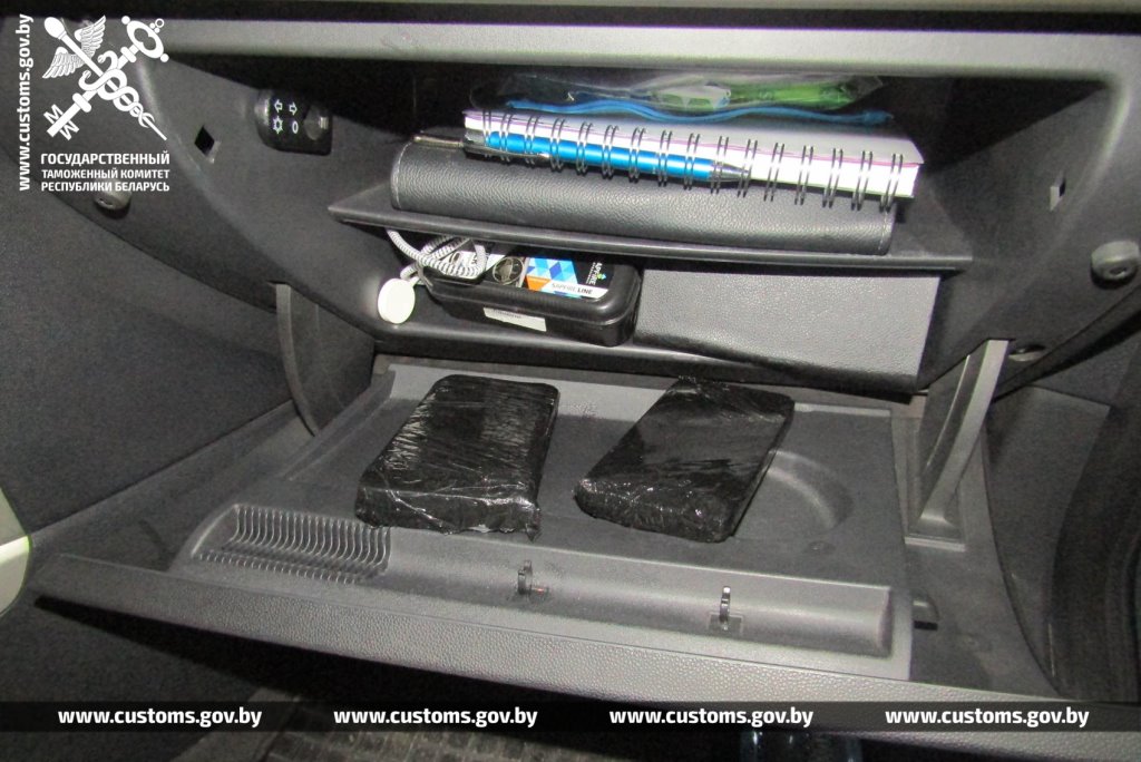 Женщина спрятала 40 айфонов. Случай на границе в Бресте