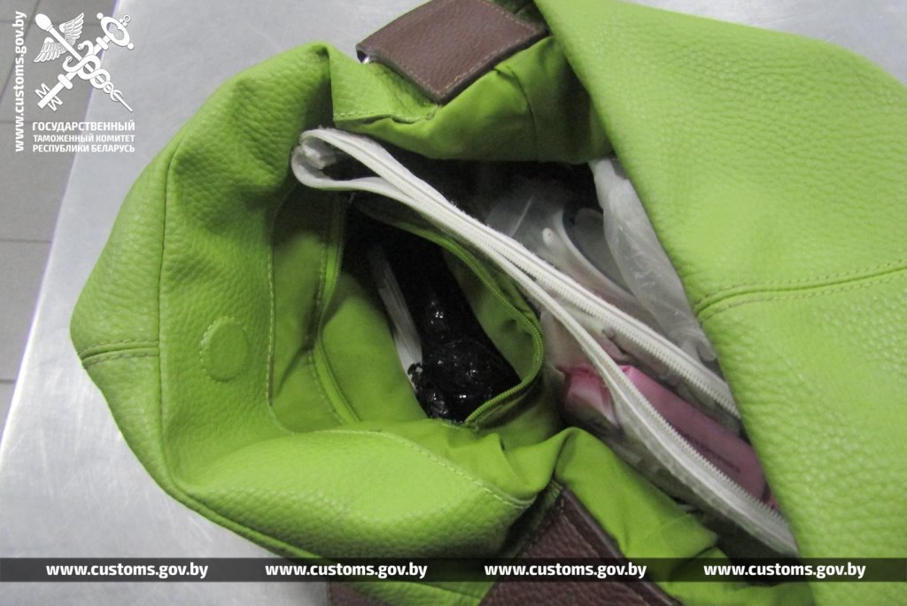 Женщина спрятала 40 айфонов. Случай на границе в Бресте