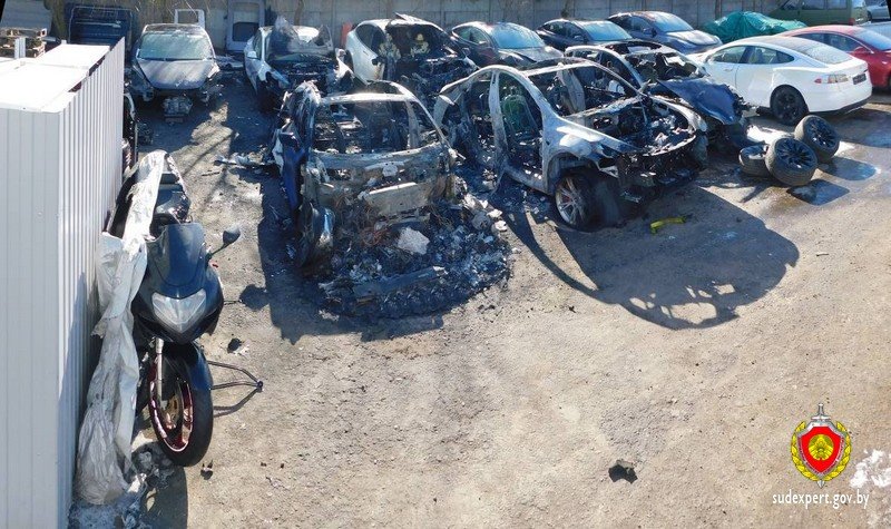 Возле СТО под Минском сгорели шесть Tesla и один Porsche. Эксперты назвали причину пожара