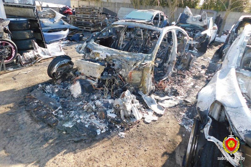 Возле СТО под Минском сгорели шесть Tesla и один Porsche. Эксперты назвали причину пожара