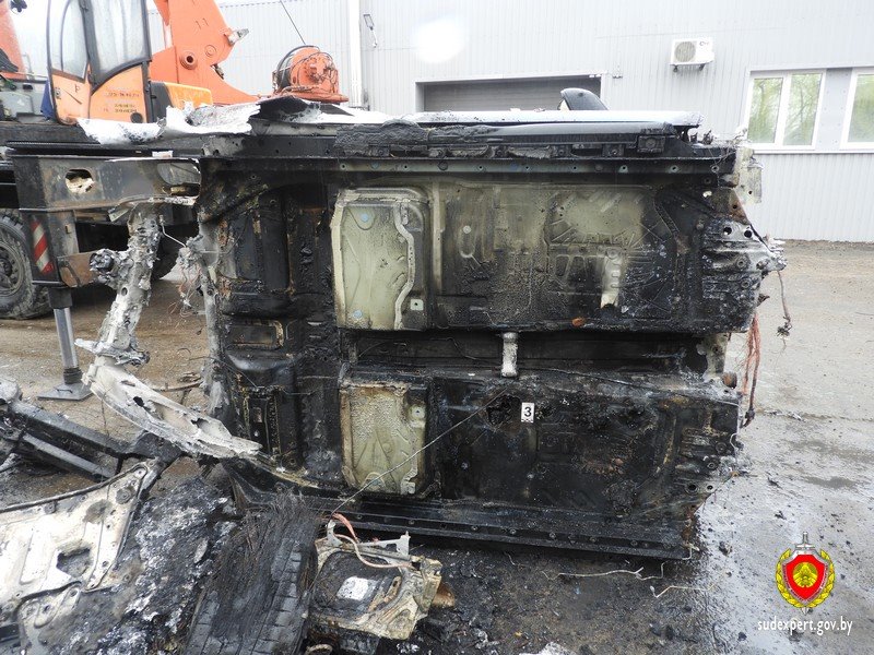 Возле СТО под Минском сгорели шесть Tesla и один Porsche. Эксперты назвали причину пожара