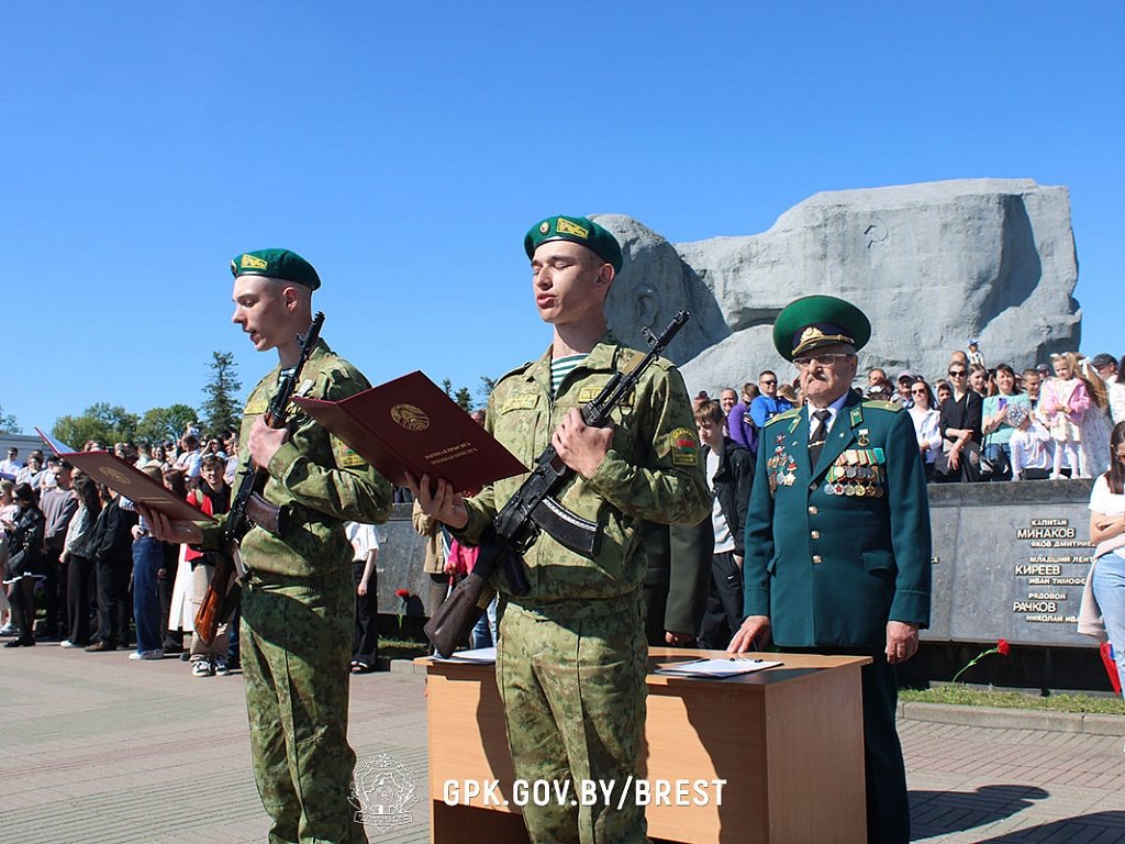 В Брестской крепости приняли присягу более 200 пограничников