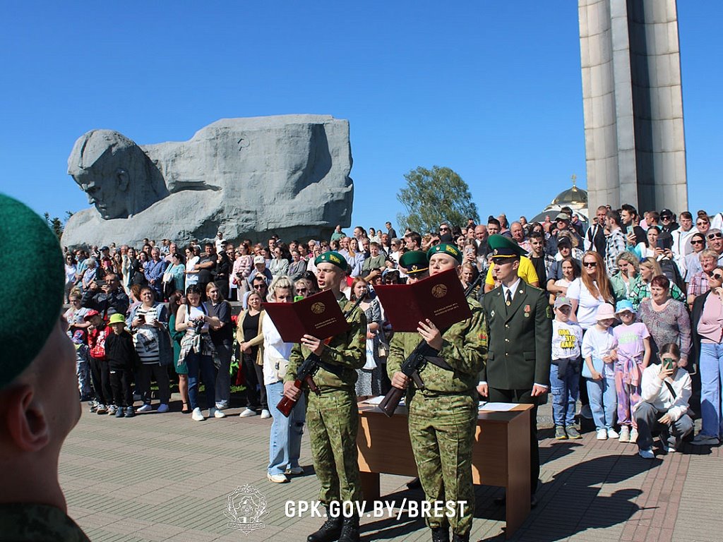 В Брестской крепости приняли присягу более 200 пограничников