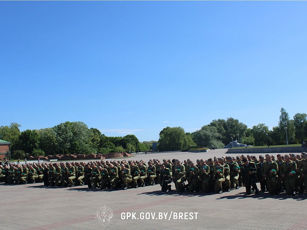 В Брестской крепости приняли присягу более 200 пограничников