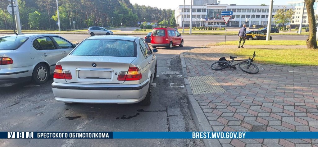 BMW в Бресте сбил 14-летнюю велосипедистку