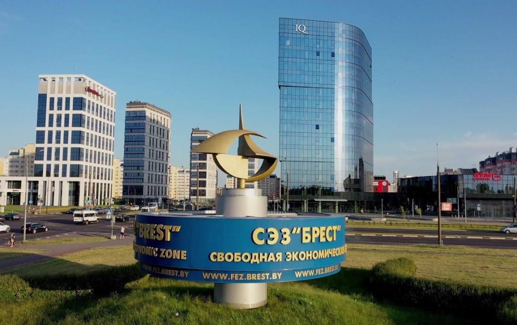 Какие зарплаты получают работники «Великого камня» и белорусских СЭЗ