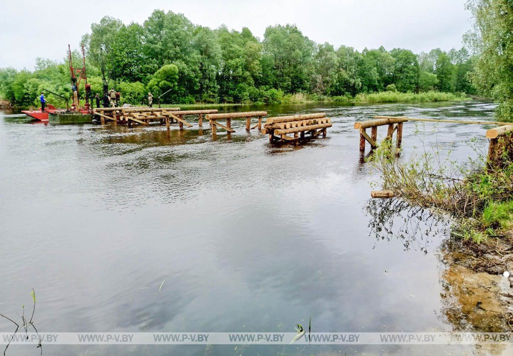Новый мост строят в приграничной деревне Паре Пинского района