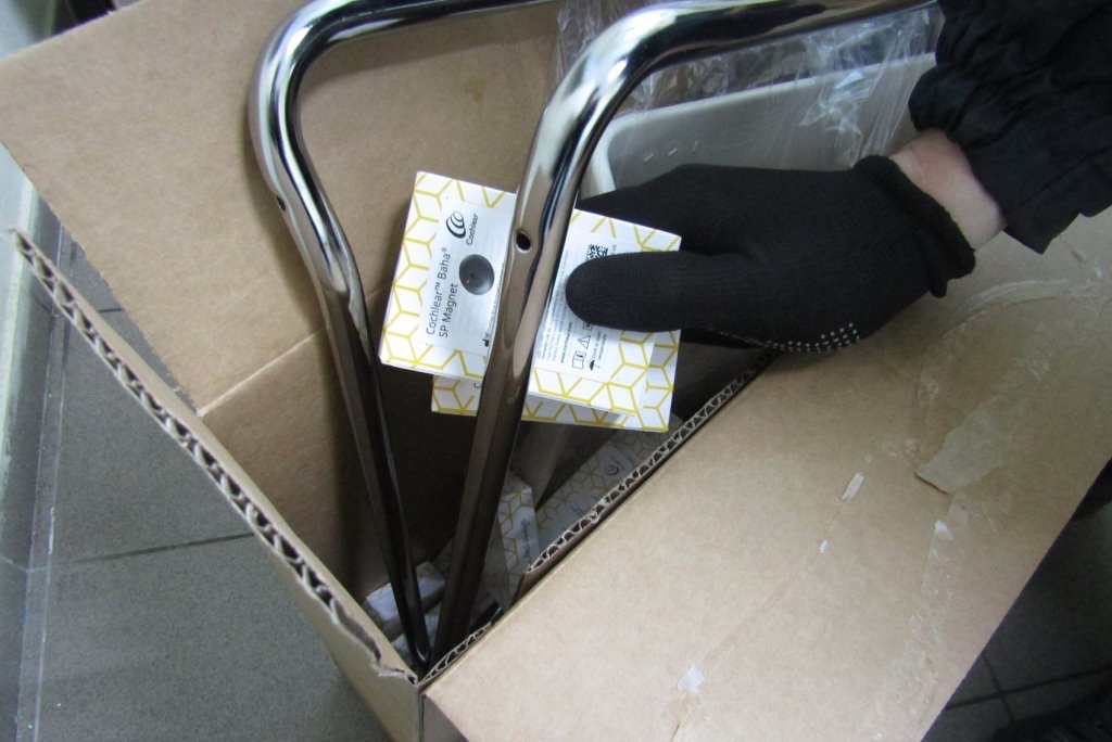 Белорус спрятал среди покупок магниты для слуховых аппаратов и поехал через «зеленый коридор». Его ждут конфискация и штраф