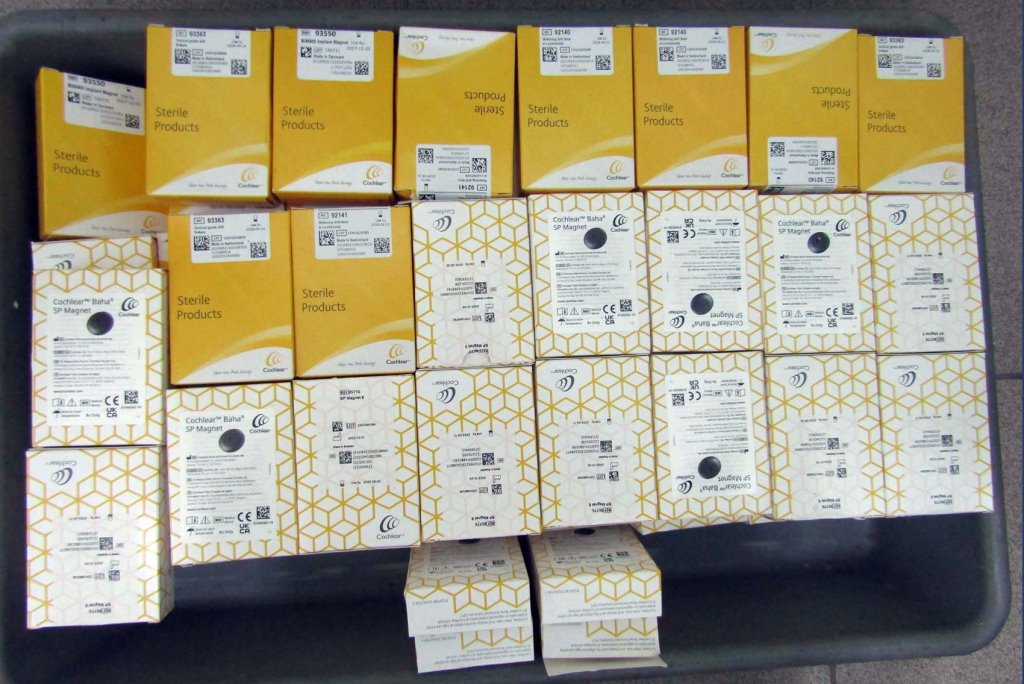 Белорус спрятал среди покупок магниты для слуховых аппаратов и поехал через «зеленый коридор». Его ждут конфискация и штраф