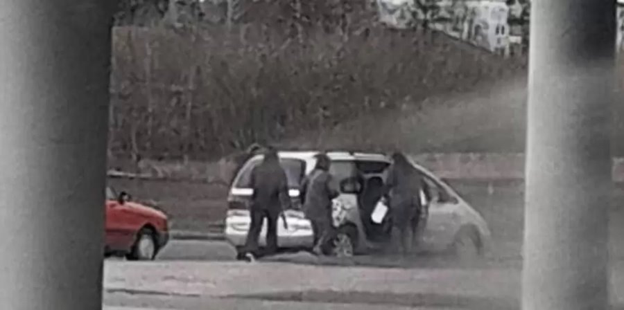 «Увел пассажирку из буса чуть ли не за руку». Водители жалуются на возвращение «бомбил-зазывал»