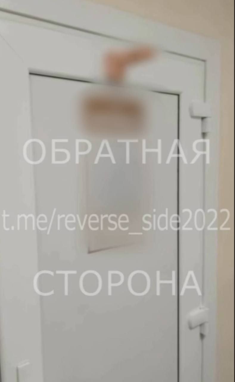Такого вы еще не видели. В Березе пациент отомстил своему врачу, приклеив на дверь… фаллоимитатор